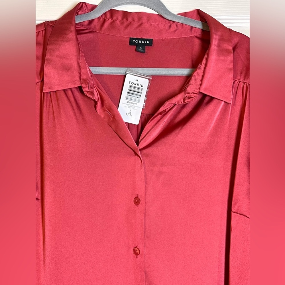 NWT TORRID Madison Satin Button-Up Long Sleeve Shirt Size 3X (22/24) Holly Berry - Picture 4 of 8